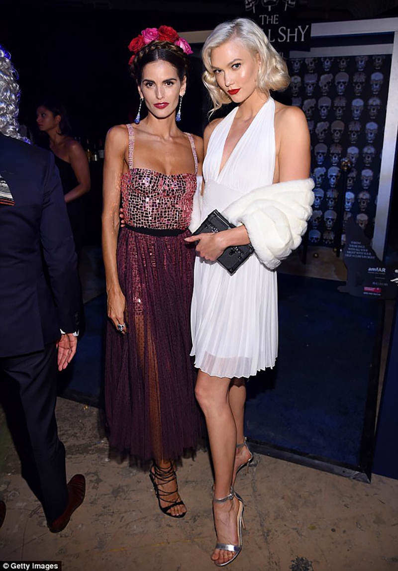 Dàn sao tưng bừng hóa trang mừng Halloween: Adam Levine giả gái, Kim hóa thành Cher siêu đẹp và sexy